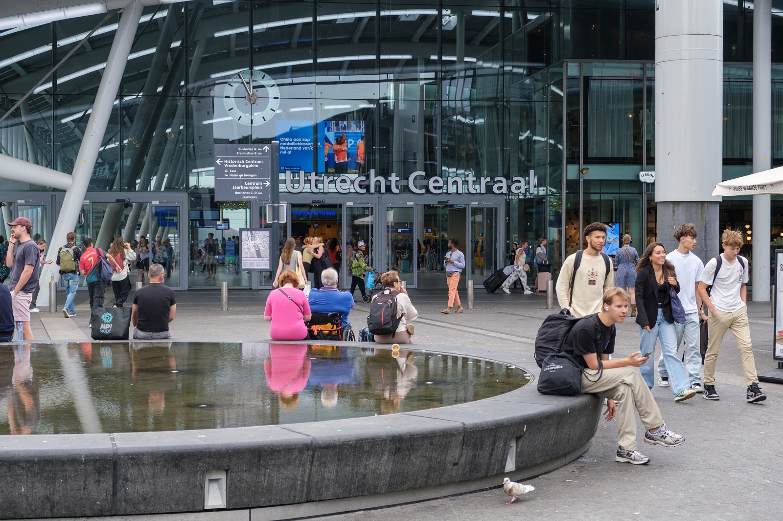 Plein met voetgangers bij de hoofdingang van Utrecht Centraal