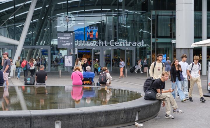 Ingang van treinstation Utrecht met wandelaars